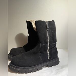 Like new women’s Blondo Black fuzzy zip up Boots 8M